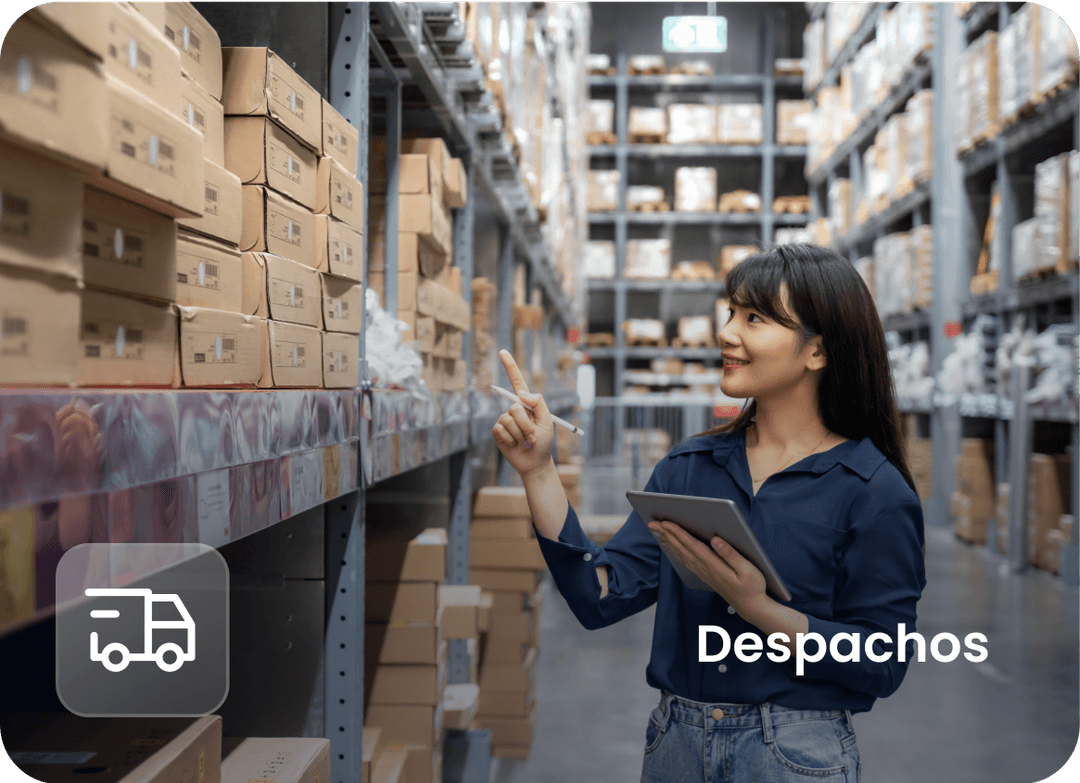 Mujer en un almacén de logística