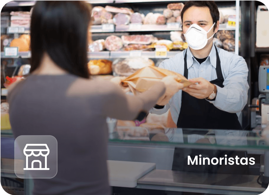 Persona sirviendo a un cliente en una tienda de comestibles