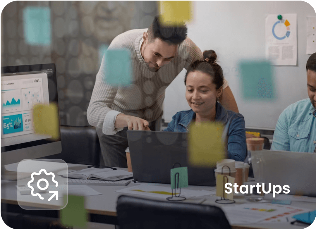 Equipo de personas colaborando en un entorno de oficina